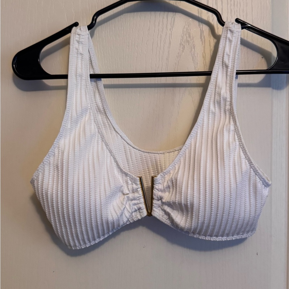 Elegant White Ribbed Women's Bikini Top